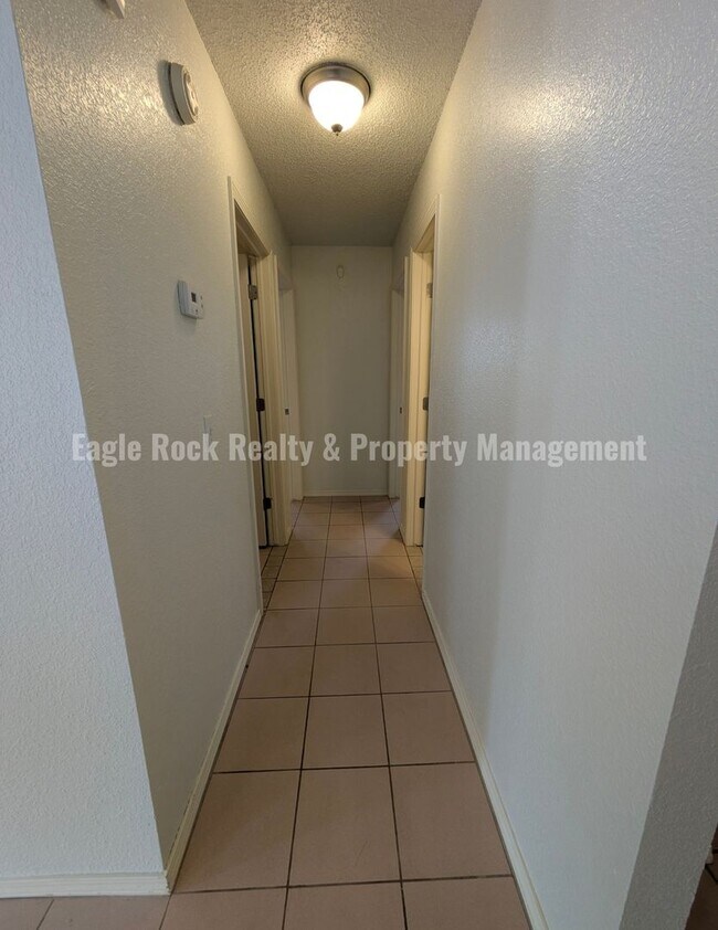 Building Photo - 1304 N Umbrella Ave