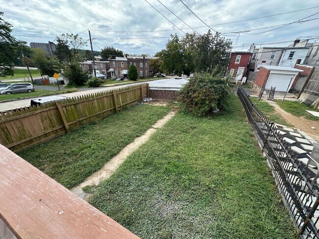 Building Photo - Large end of row 3 bedroom home located in...
