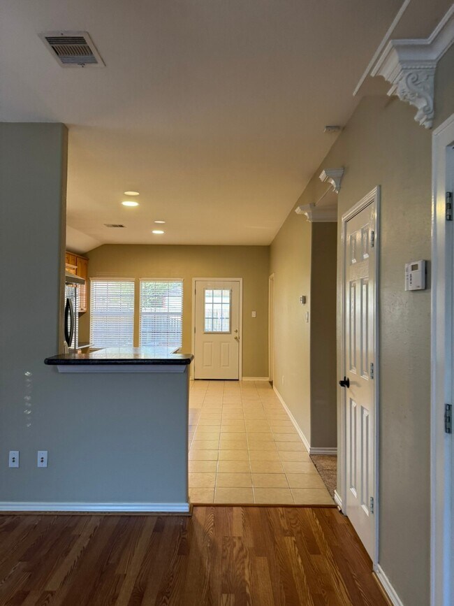 Building Photo - 34534 Lake Side Dr