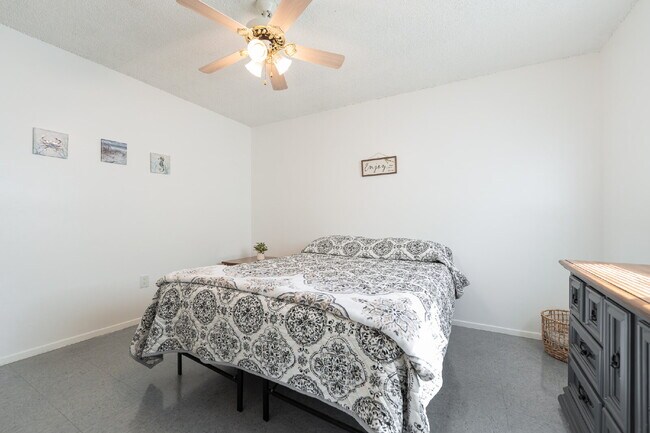 Building Photo - Stylish & Fully Furnished 2-Bedroom in the Heart of Farmington – Flexible Lease Terms!