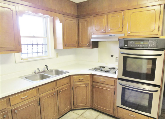 KITCHEN - 1062 Sheridan St