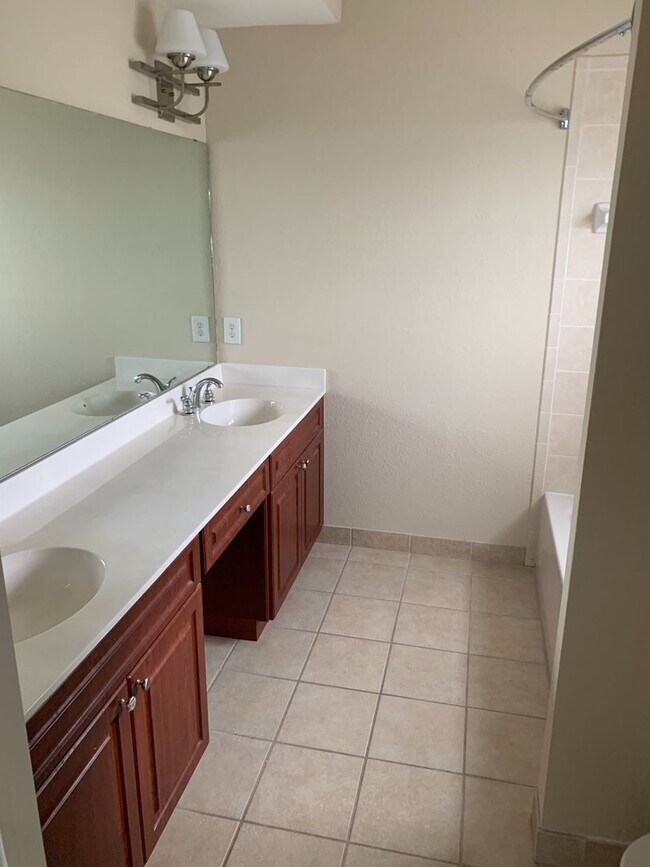 Building Photo - Beautiful Townhouse Style Apartment availa...
