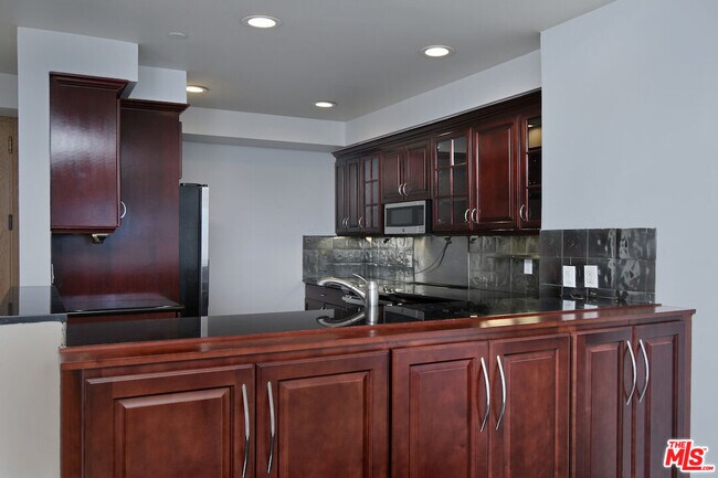 Building Photo - 10520 Wilshire Blvd