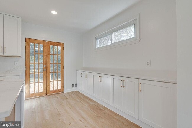 Building Photo - 869 Patrick Henry Dr