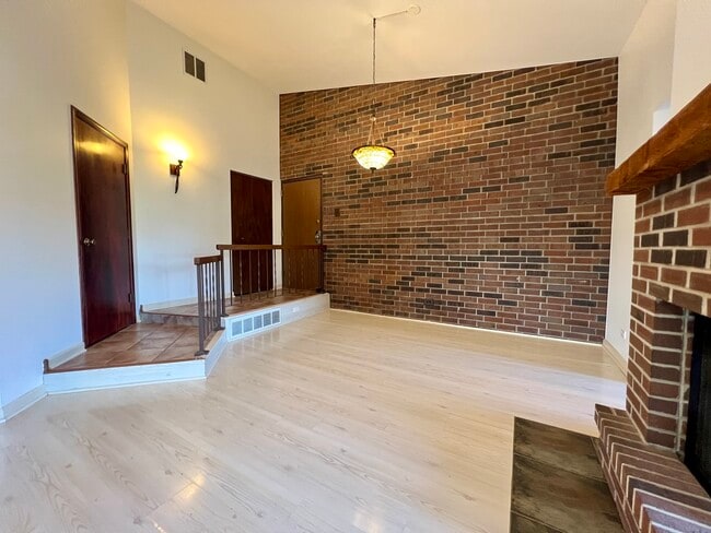 Building Photo - 5985 Lakeside Pl