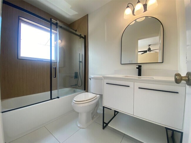 Building Photo - 2415 Dunlavy St