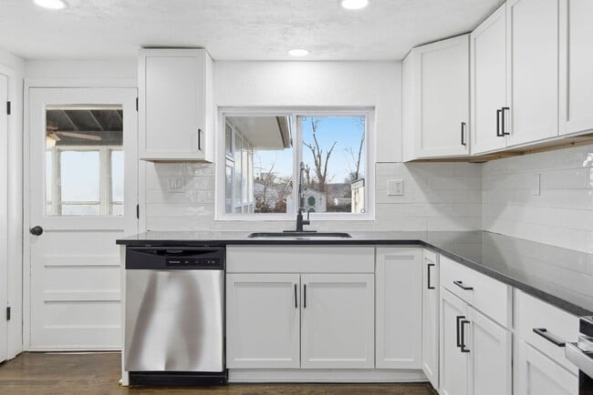 Building Photo - Renovated 3 Bedroom | 2 Full Bath Home