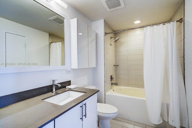 Building Photo - 999 SW 1st Ave