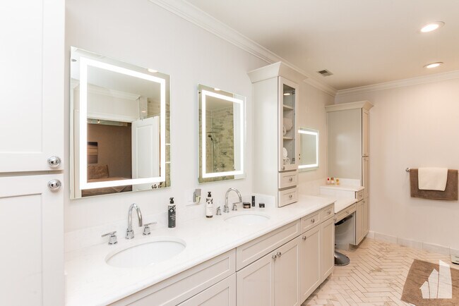 Building Photo - 1000 W Adams St