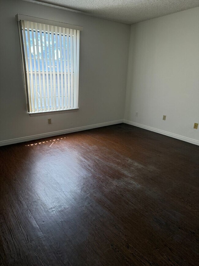 Building Photo - Great Condo