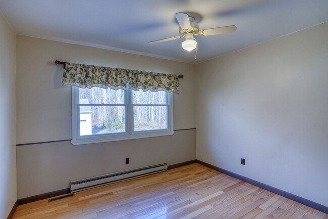 Building Photo - Just What You Have Been Looking For a Single Family Ranch in a Quaint Country Setting