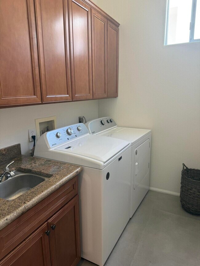 Building Photo - 54610 Avenida Alvarado
