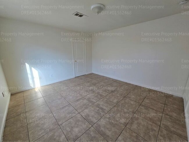 Building Photo - 3 bedroom/ 2 bathroom home