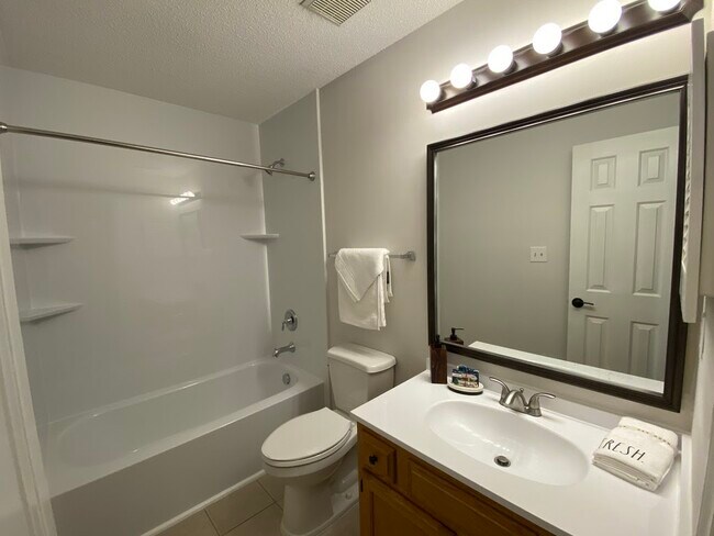 Building Photo - 118 W Skyhawk Dr