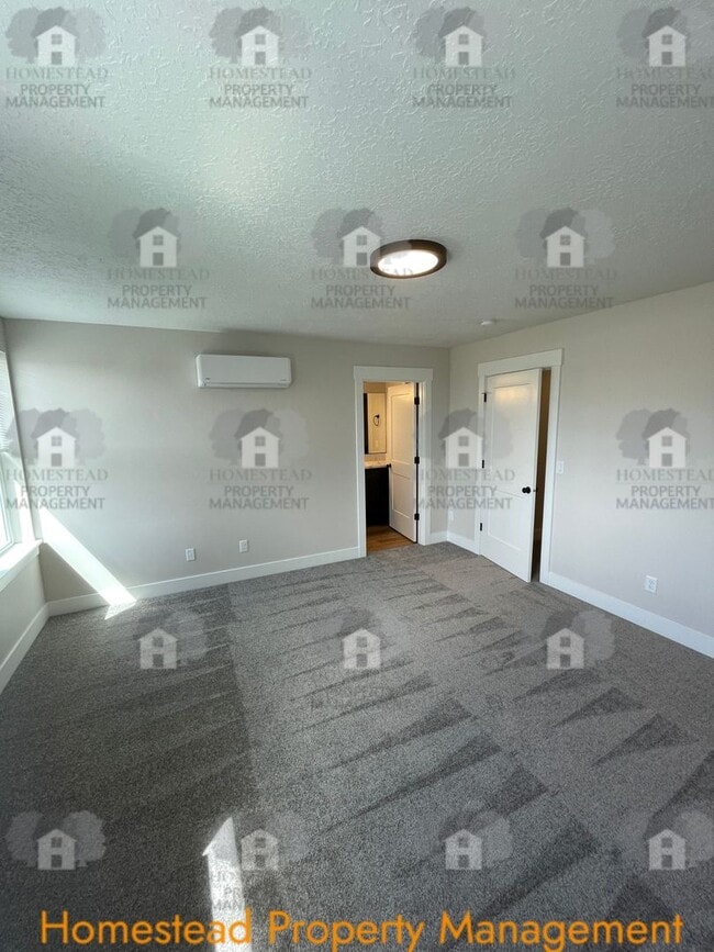 Building Photo - 186-188 SE Lacreole Dr