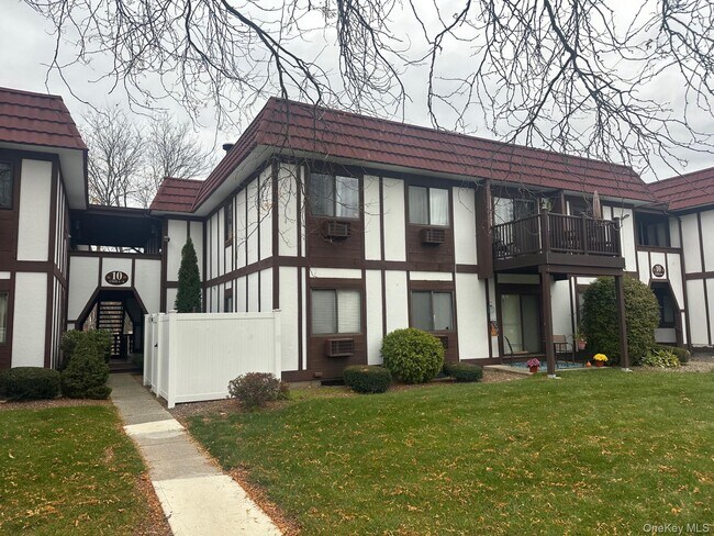 Primary Photo - 10 Skyline Dr