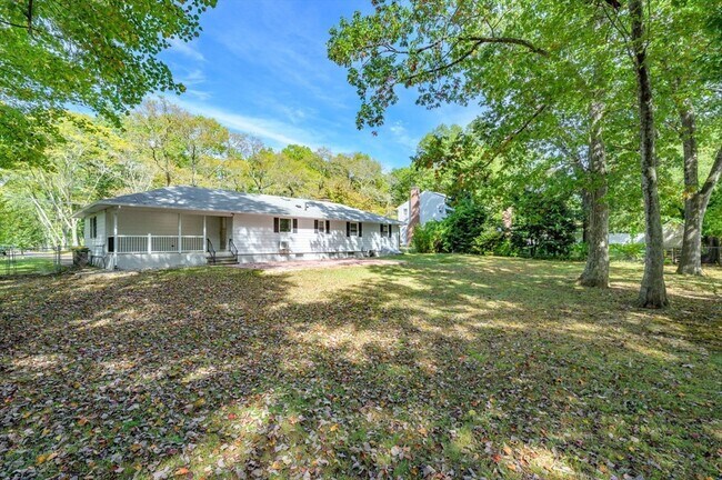Building Photo - 557 Maple Rd