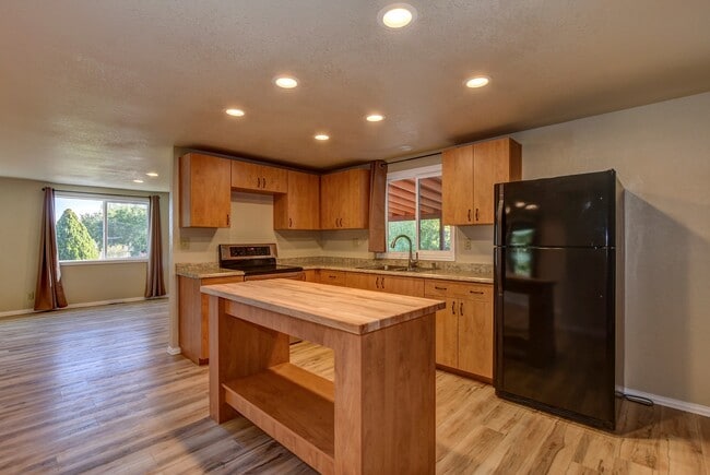 Building Photo - Spacious 2 Bedroom Home Near Willow Lake!