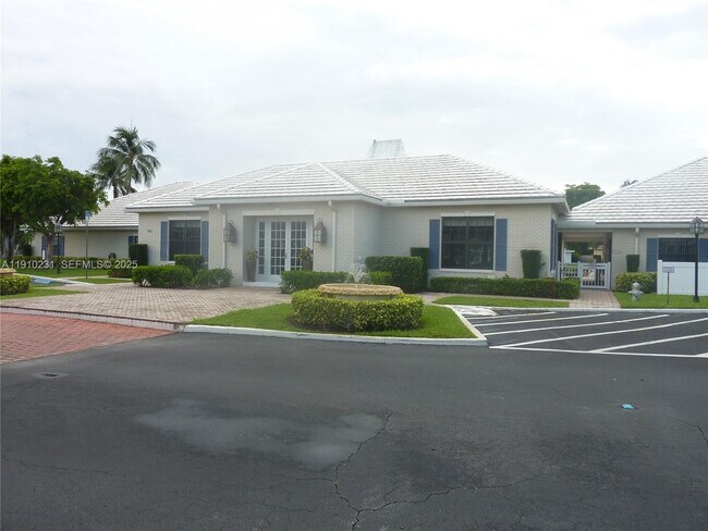 Building Photo - 180 Cypress Club Dr