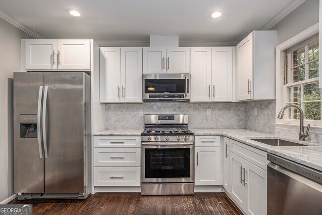 Building Photo - 388 Lakemoore Dr NE