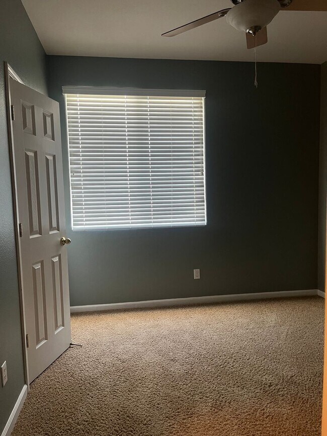 Building Photo - Beautiful home with spacious yard