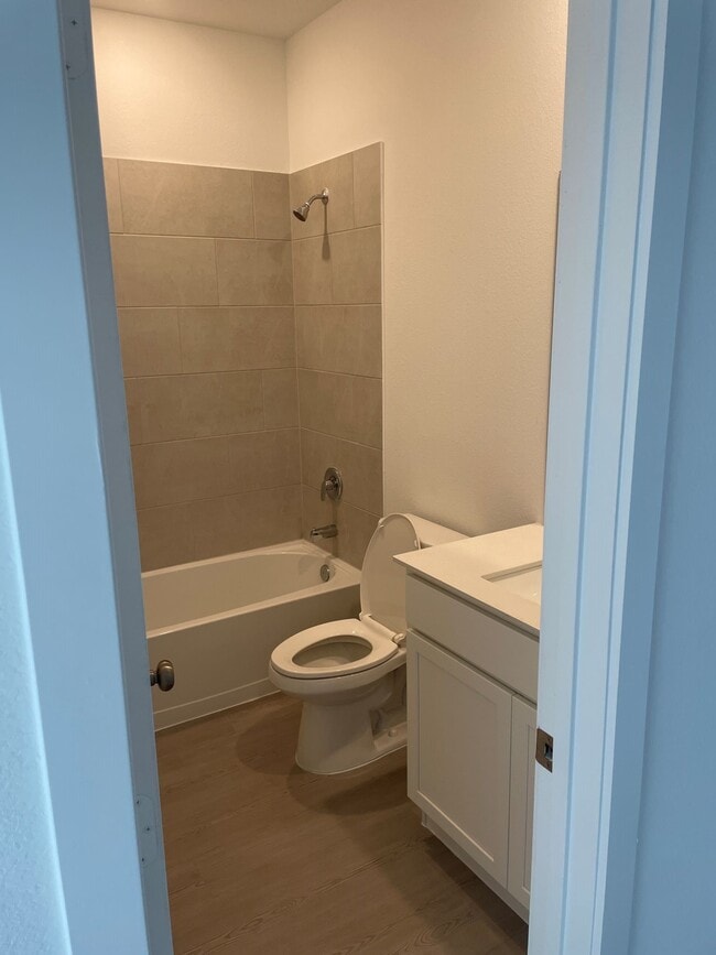 Building Photo - 545 Shoreview Dr