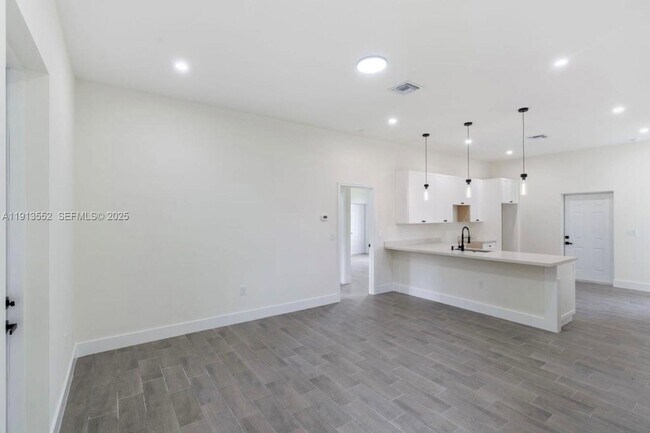 Building Photo - 710 Peacock Ave