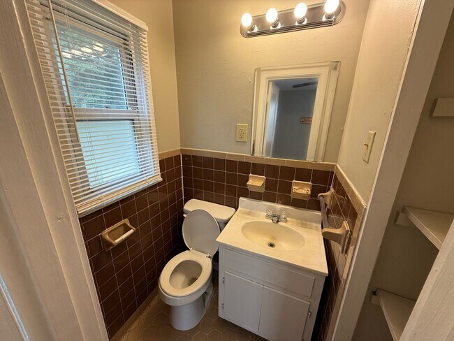 Building Photo - Move-in special! 1/2 off first month's rent!