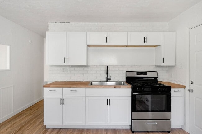 Building Photo - NEW LISTING! 3 BEDROOM HOUSE!