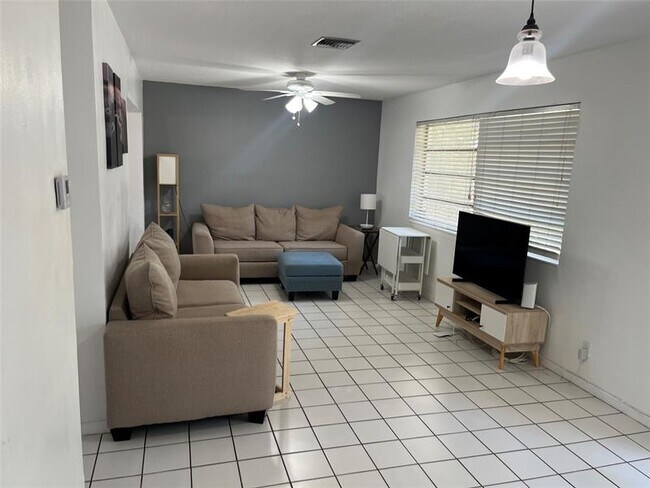 Building Photo - 222 NE 23rd Ave