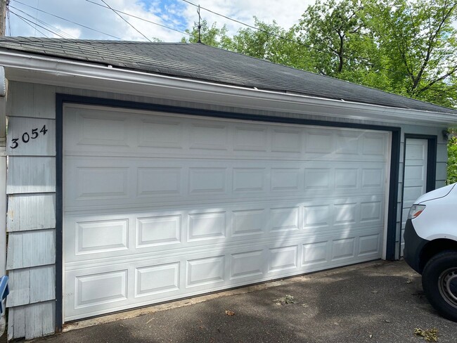 Building Photo - Charming NE Ranch w/ Two Car Garage