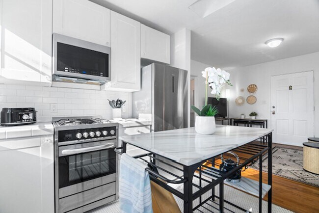Building Photo - Beautiful 1B/1BA Upstairs Furnished Apt in...