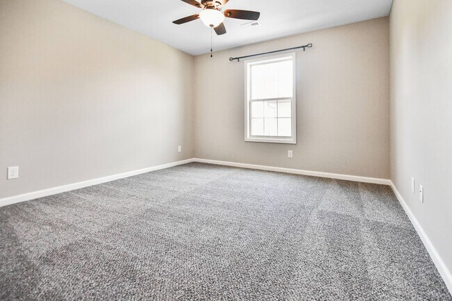 Building Photo - Pet Friendly Three Bedroom with Bonus!