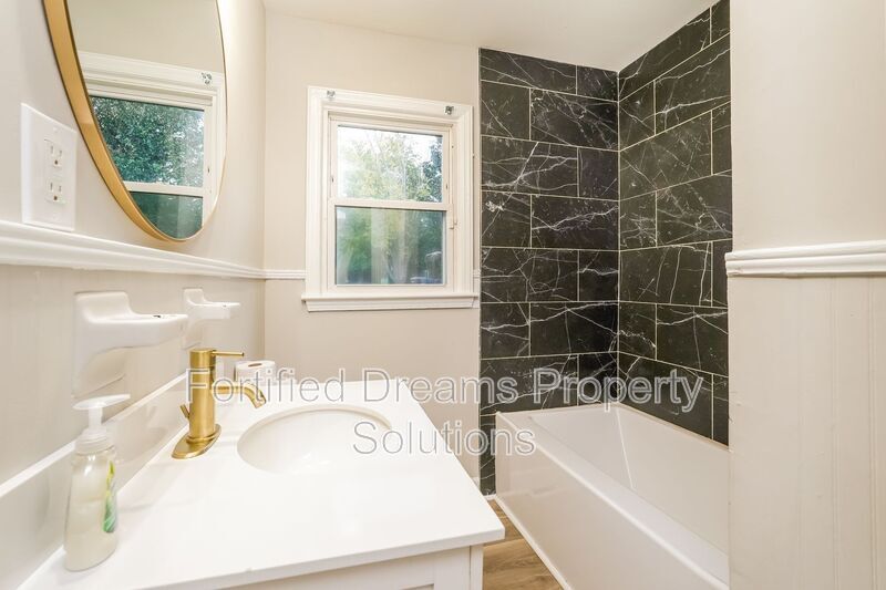 Building Photo - 1615 Eastwood Ave