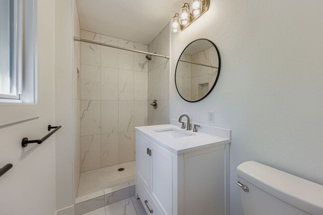 Building Photo - Recently Remodeled 4BD, 3BA Louisville Home