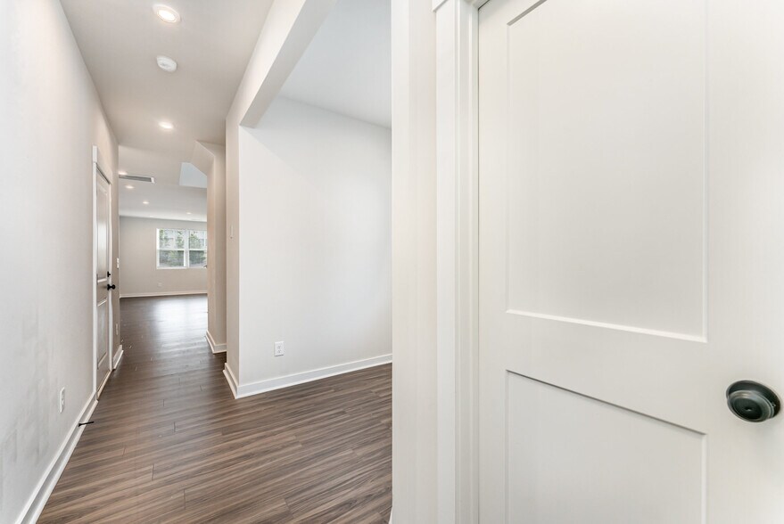 Building Photo - 9529 Munsing Dr