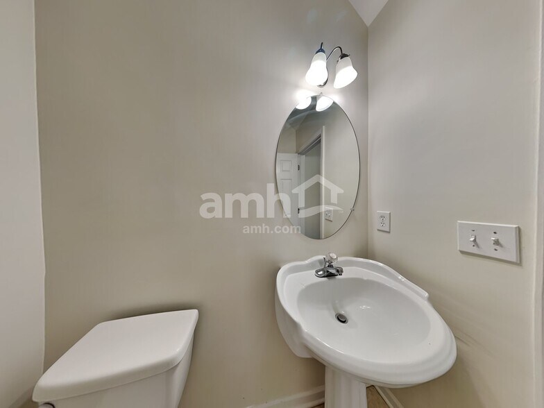 Building Photo - 35 Hampton Pl