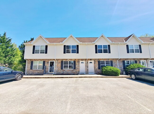 Building Photo - 2 Bed / 1-1/2 Bath Townhome