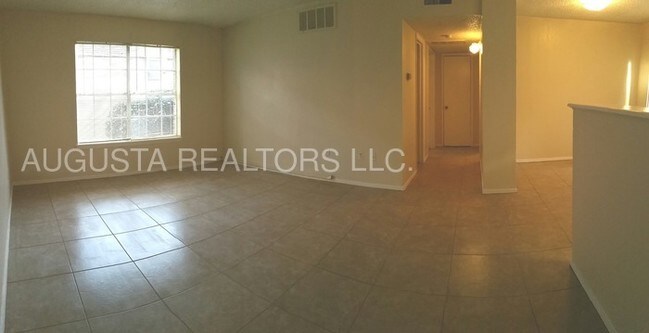 Building Photo - Spacious South Side Two Bedoom