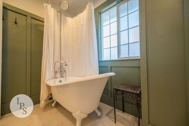 Building Photo - Beautifully Updated Fresno Tower Home, 3BR/2BA, plus Solar!!