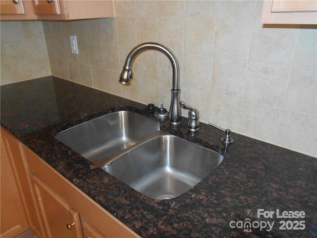 Building Photo - 2605 Silverthorn Dr