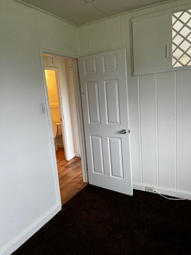 Building Photo - Partly Furnished 2 bedroom 1 bath Single Family Home