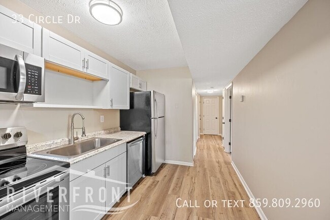 Building Photo - 33 Circle Dr