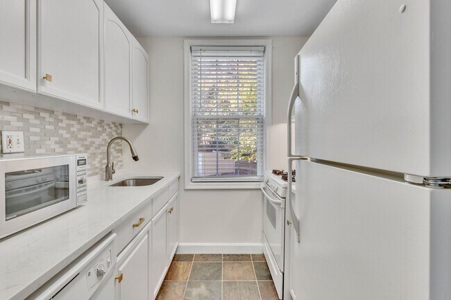 Building Photo - Spacious Corner unit 1 BR 1 BA