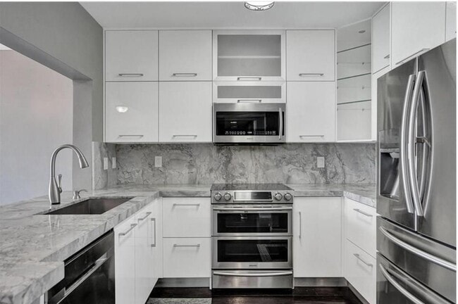 Building Photo - 3020 NE 32nd Ave