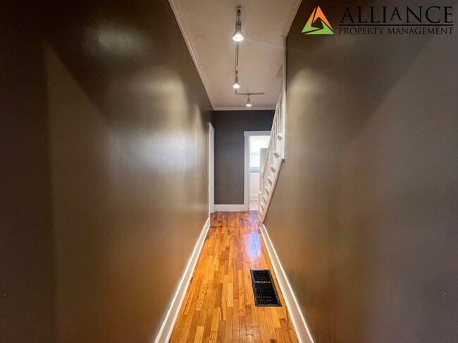 Building Photo - Charming 3 Bed  w/ Bonus Room Home ~ Great Location!