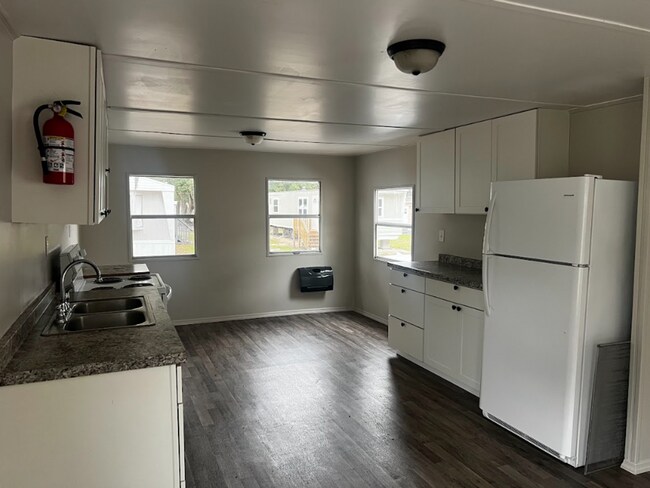 Building Photo - Newly Renovated 2/1 in Lake Front Community