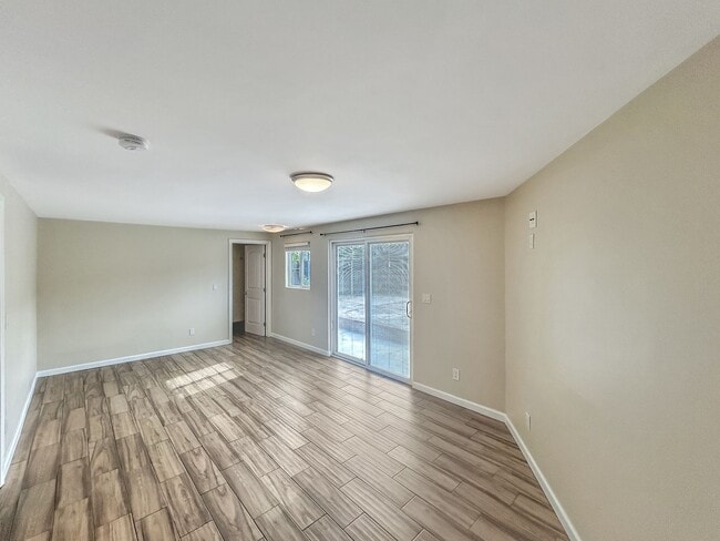 Building Photo - Beautiful 3B/2BA w/ Updated Kitchen and Pool in Clairemont!