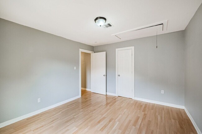 Building Photo - Charming Front Unit