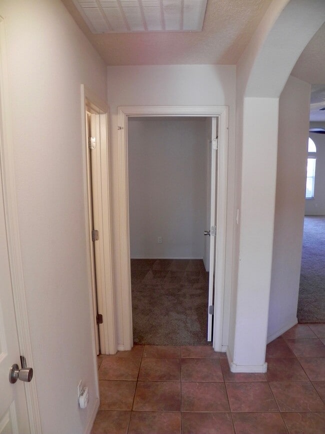 Building Photo - Great Single Story Home In Highly Desirabl...